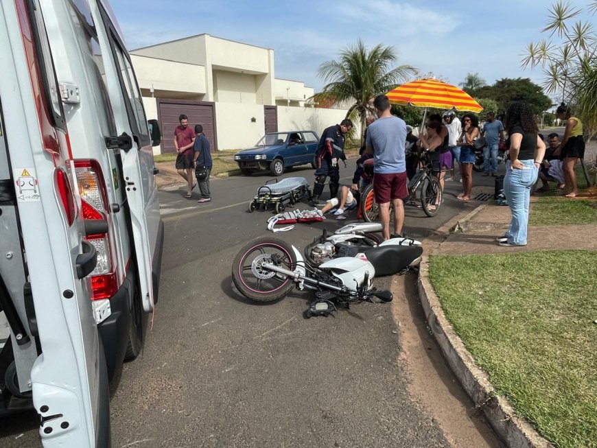 Homem bêbado bate em poste, atropela motociclista, foge e volta para buscar o para-choque do carro e acaba preso em Três Lagoas